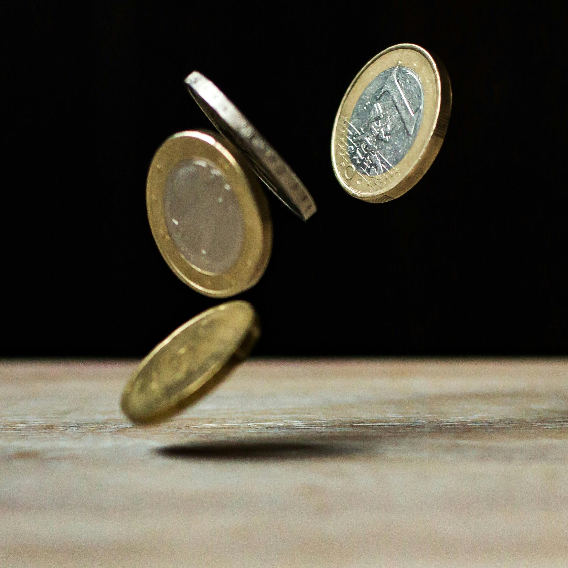 国际黄金期货价格波动：多重因素博弈下的市场分析